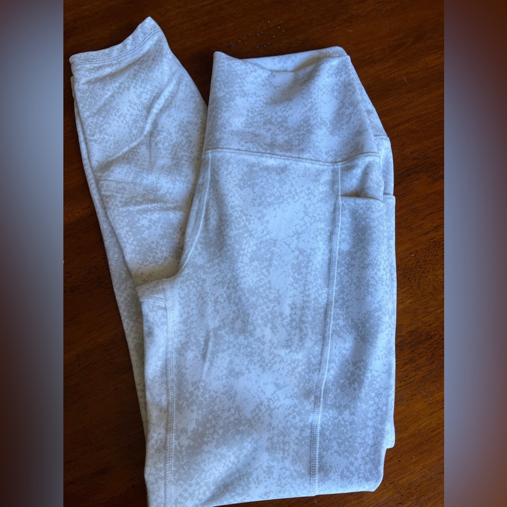 Super soft gray & white leggings.